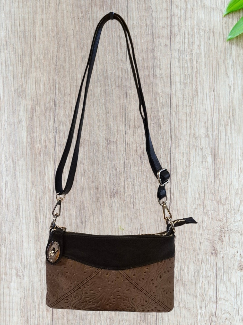 Borse In Pelle Two-Tone Brown & Black Embossed Crossbody Bag With Turnlock Clasp